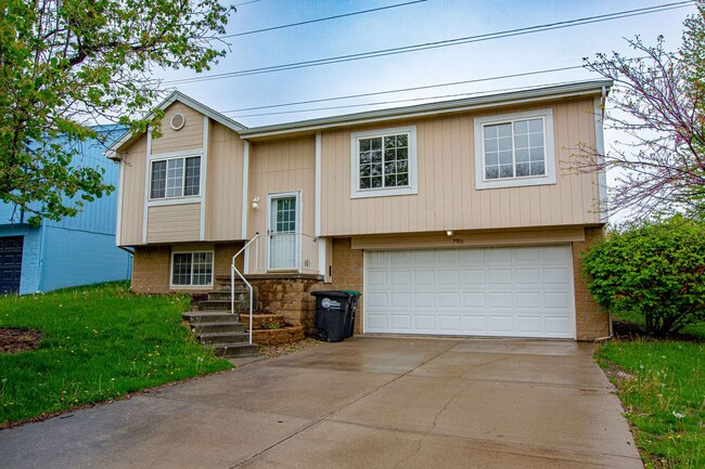 Building Photo - 3 Bedroom / 2 Bath Near Lake Cunningham!