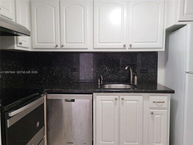 Building Photo - 999 Brickell Bay Dr