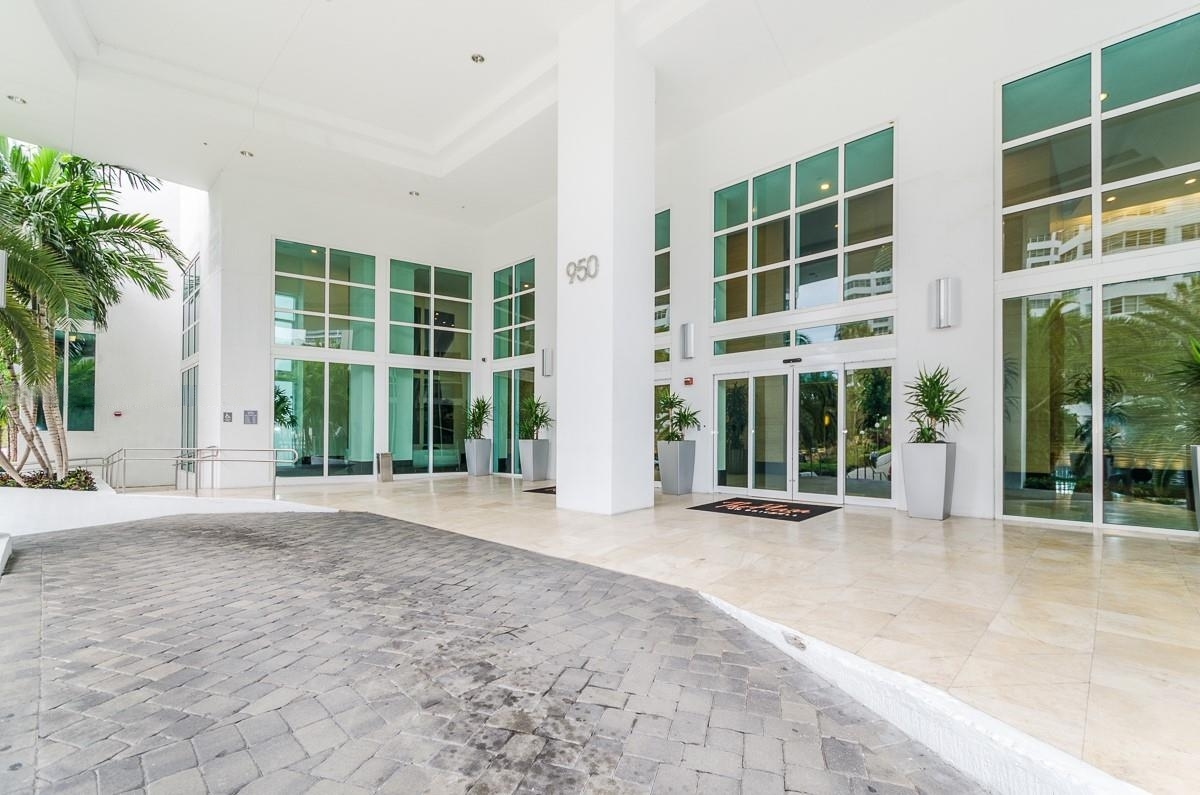 Building Photo - 950 Brickell Bay Dr