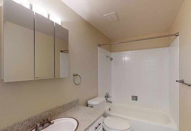 Building Photo - 2 bedroom in Lakewood CO 80214