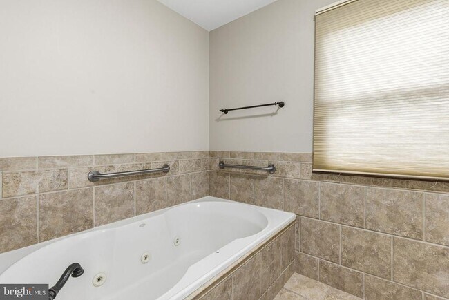 Building Photo - 2713 Wesleyan Dr