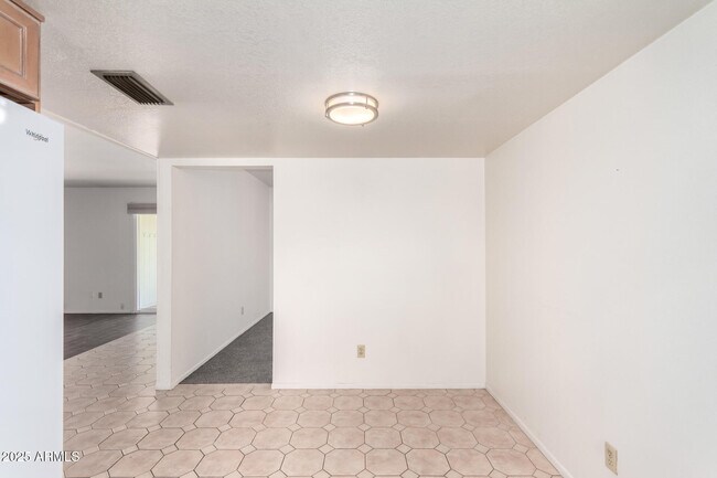 Building Photo - 11621 N 39th St