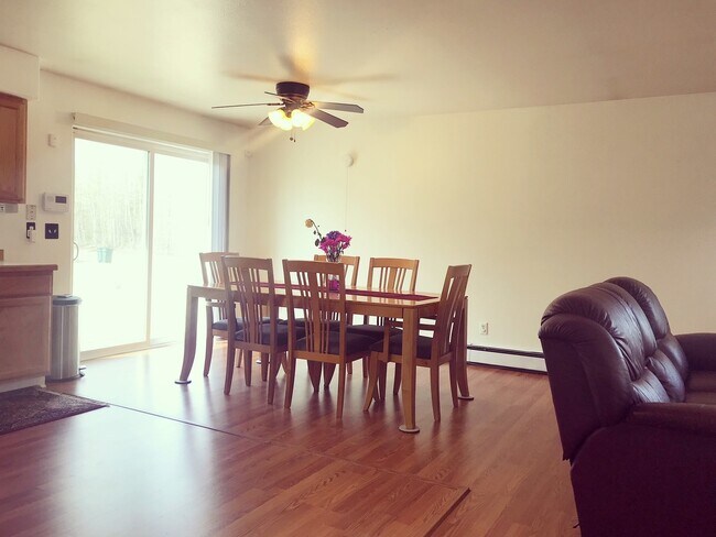 Building Photo - Centrally located 3 bed/2 bath Ranch style home with large oversized heated garage.