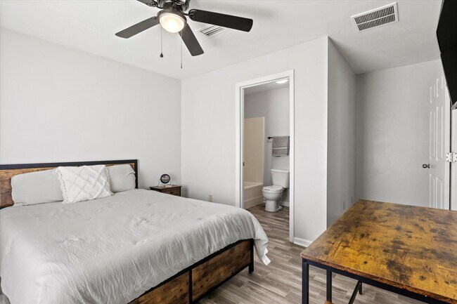 Building Photo - 2114 Main St