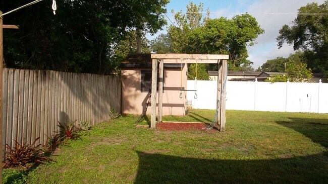 Building Photo - Charming Home With Many Upgrades