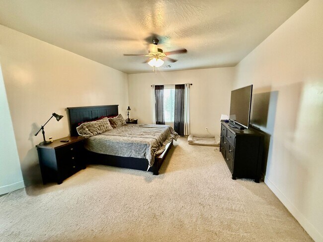 Building Photo - Lovely Pet Friendly 3-BR + Office in Sage Canyon