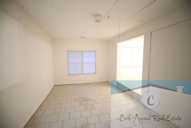 Building Photo - Move in special $800!! Recently renovated ...