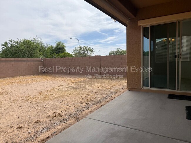 Building Photo - 8723 W Vista Ave