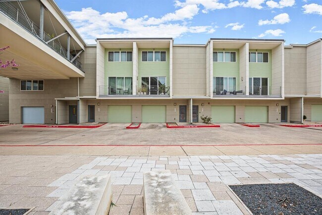 Building Photo - 604 N Bluff Dr