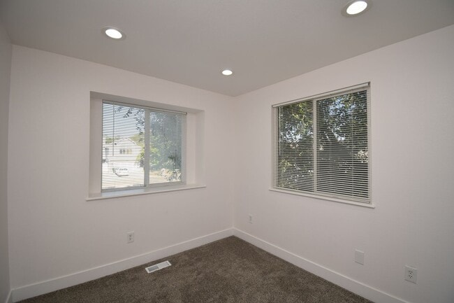 Building Photo - Huge 6 Bed 2 Bath Home in SLC!!!