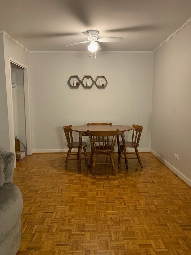 Building Photo - Great location for $2200/month  - 2bd/1ba with TWO assigned parking spaces (tandem spaces)