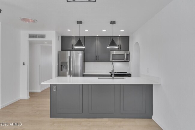 Building Photo - 931 S Toltec