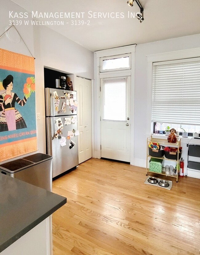 Building Photo - Pet Friendly Logan Square 2 Bed with In Un...