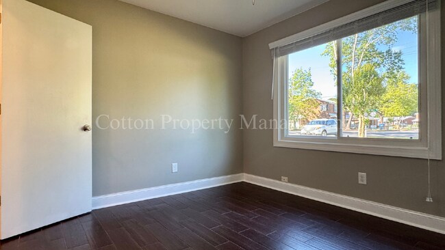 Building Photo - 366 Lullwater Dr