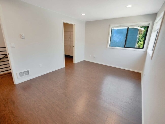 Building Photo - Rare Edmonds duplex now available! This side-by-side townhome-style unit features 2 bedrooms, 1.5...