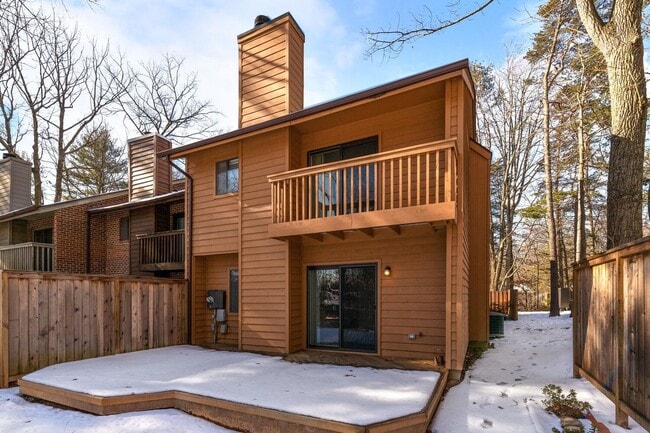 Building Photo - Updated 1800+ sq/ft 3 bdrm 2.5 bath end unit townhome