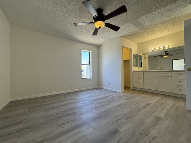 Building Photo - 850 S River Dr