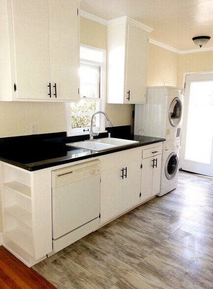 kitchen with washer/dryer - 3116 Colorado Ave