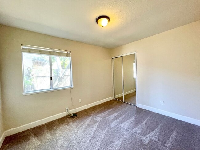 Building Photo - Recently Refreshed 3 bedroom with Central ...