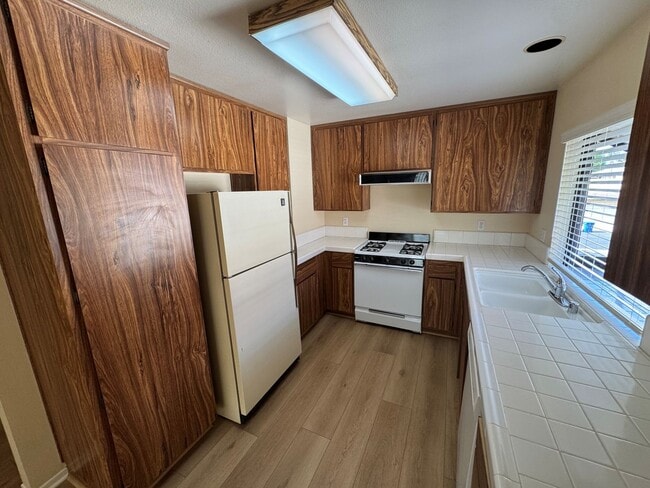 Building Photo - Beautiful 2+1.75 Upstairs Condo in Desirab...