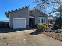 Building Photo - 3 Bedroom / 2 Bath Ranch