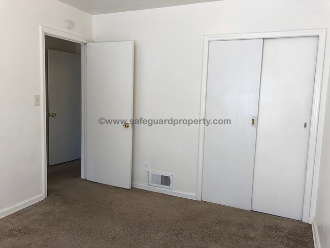 Building Photo - Great 3 Bedroom Duplex