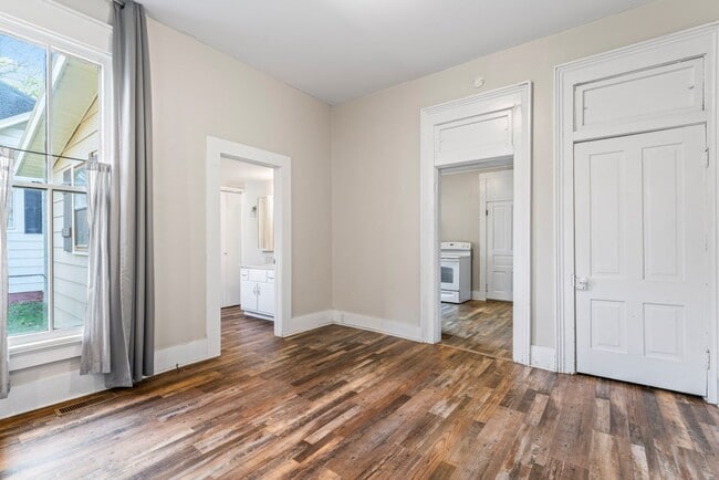 Building Photo - Charming 1 Bedroom near Noblesville High School and Downtown.