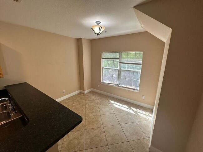 Building Photo - Beautiful 3 bed 3 bath town home