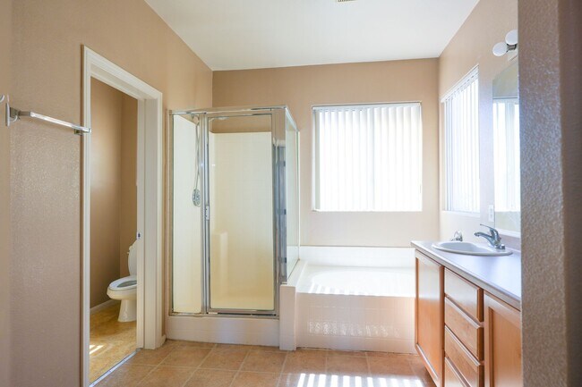 Building Photo - 3 Bed / 2.5 Bath Townhome with Loft, 2 Car Garage & Spacious Backyard – Southern Highlands