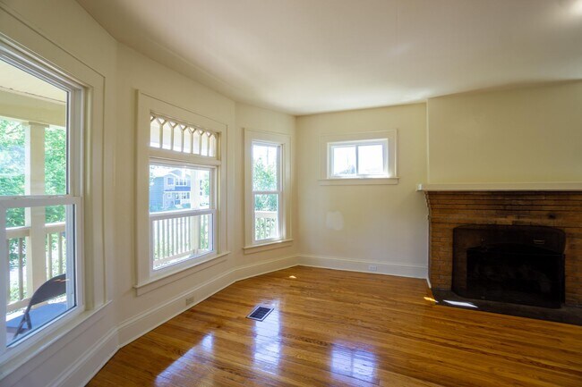 Building Photo - AVAILABLE 8/1/26 - Spacious First Floor Ap...