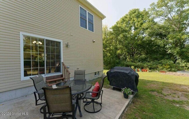 Building Photo - 10 Veterans St