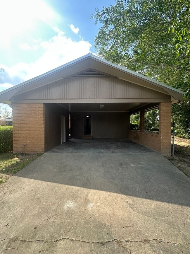 Building Photo - 4 Bed/2 Bath House