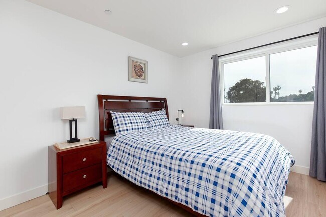 Building Photo - 825 Island Ct