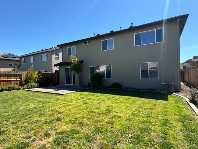 Building Photo - LARGE & SPACIOUS 4 BED, 3 BATH, 2 CAR GARA...