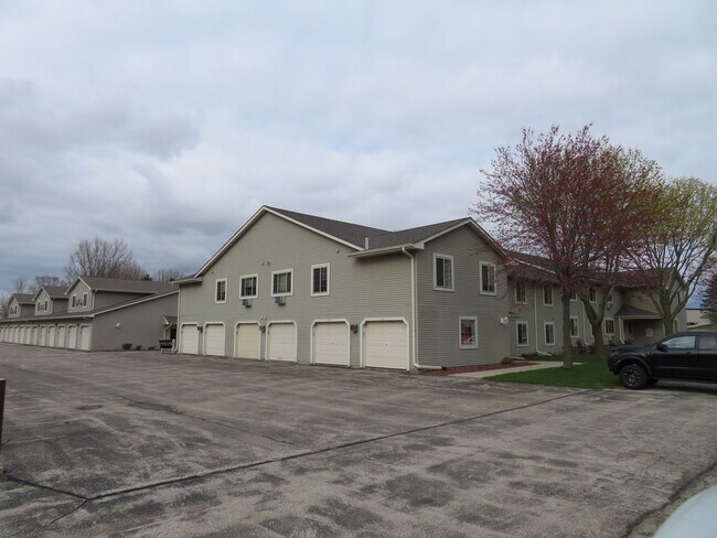 Building Photo - 385 Main St