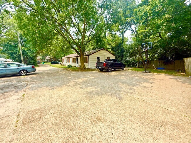 Building Photo - 1820 Parkview Ave