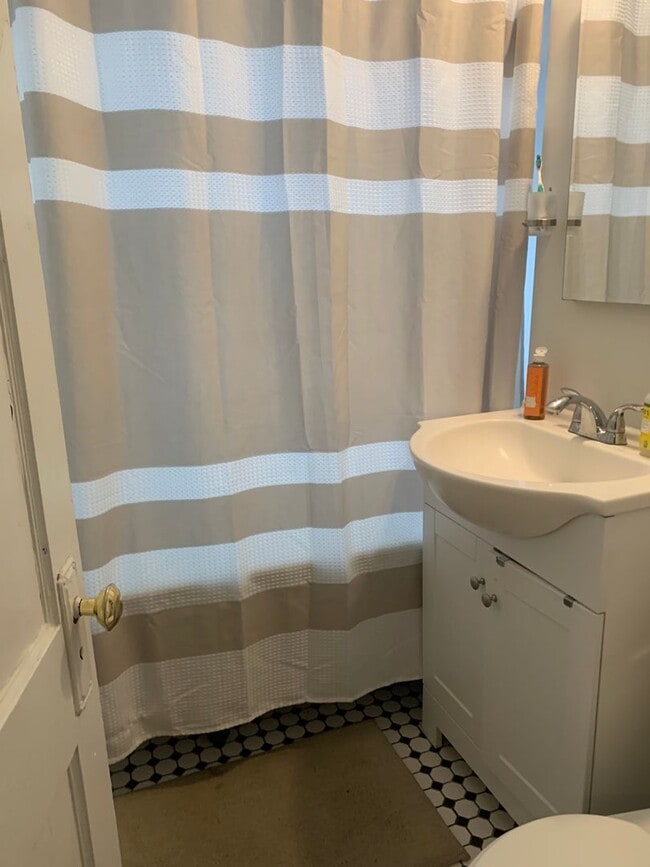 Building Photo - 260 Kelton St