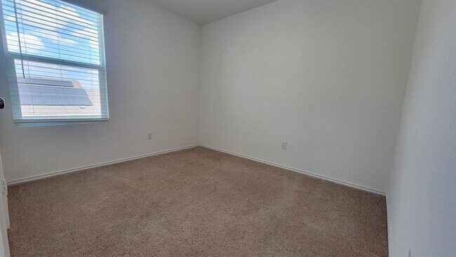 Building Photo - 192 Gabbro Gdns