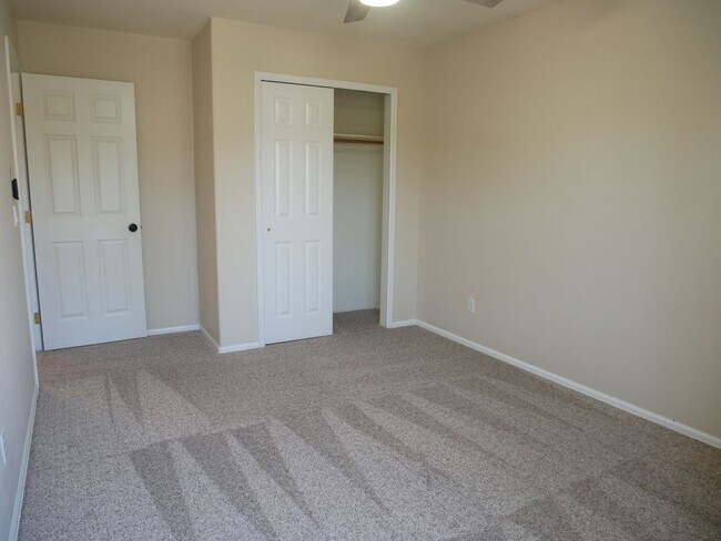 Building Photo - 4 Bedroom, 3.5 Bathroom Home with A/C! - A...