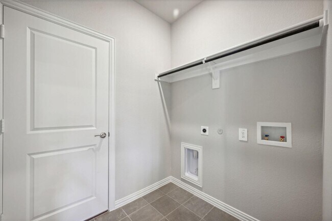 Building Photo - 706 Hemingway Ln