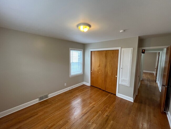 Building Photo - Charming 3-Bedroom 2-Bath with Beautiful Hardwood Floors