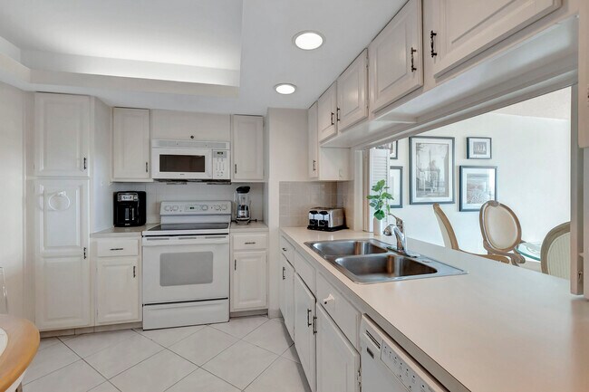 Building Photo - 4740 S Ocean Blvd