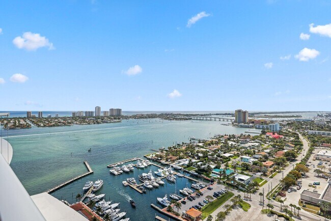 Building Photo - 220 Lake Shore Dr