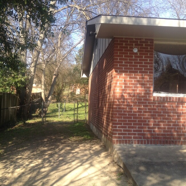 Building Photo - **AVAILABLE NOW**3 Bedroom / 1 1/2 Bathroo...