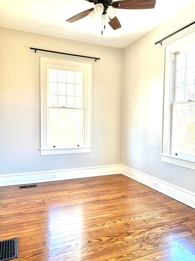 Building Photo - Historic Downtown Hendersonville! Beautifully restored 3 bedroom 2 bath home for rent