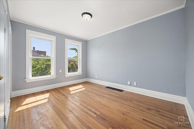 Building Photo - 3616 N Kedzie Ave