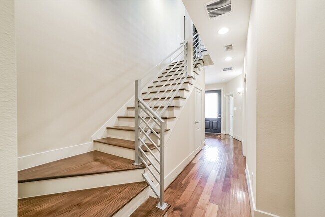 Building Photo - 5425 Hidalgo St