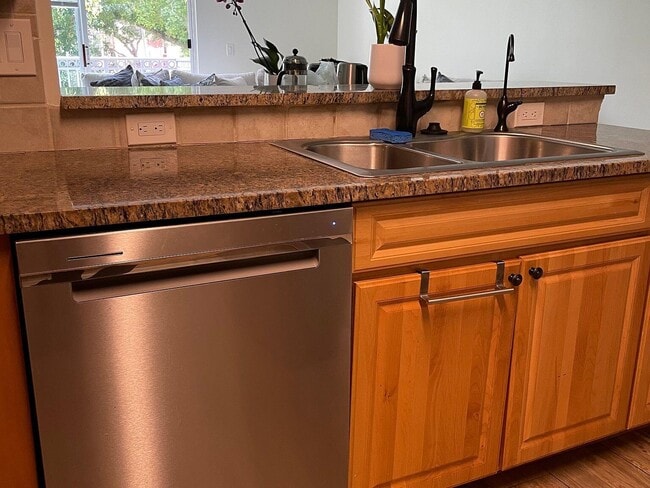 Building Photo - 2028 Alta Meadows Ln