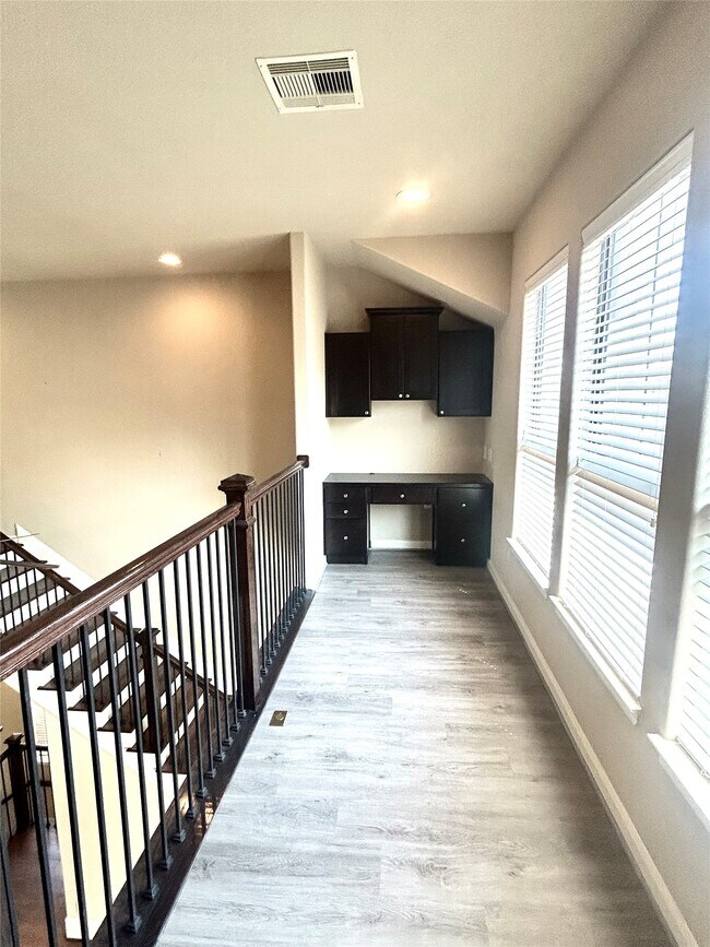 Building Photo - 1049 W 22nd St