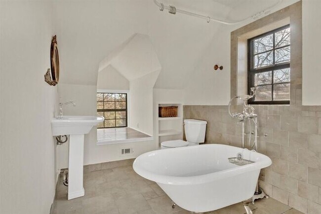 Building Photo - 3112 Brightwood Dr, Austin, Texas 78746